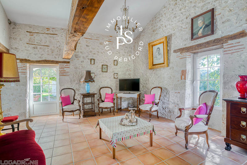 Demeure - 649 m² - 33 pièces