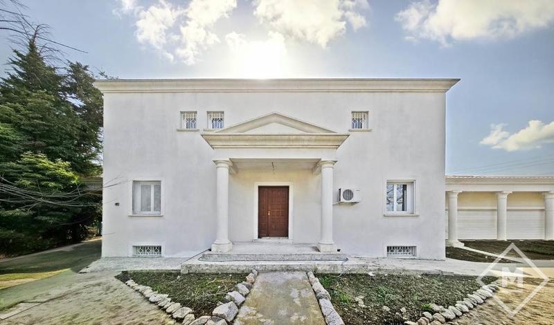 Maison - 478 m² - 8 pièces