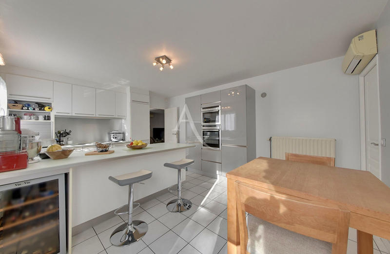 Maison - 215 m² - 8 pièces