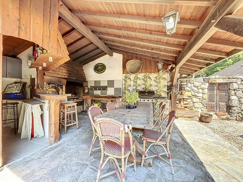 Maison - 220 m² - 9 pièces