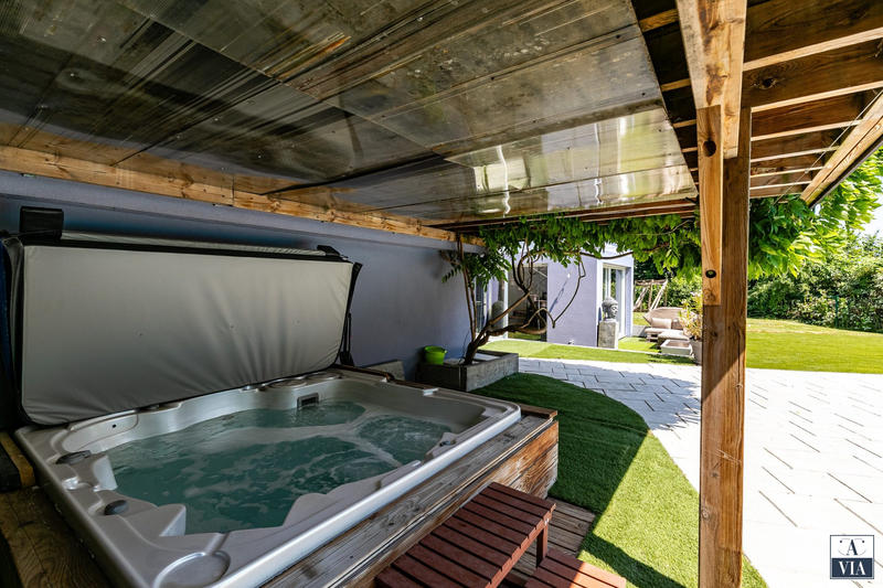 Maison - 235 m² - 8 pièces