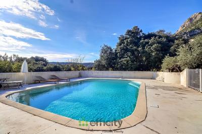 Maison - 250 m² - 9 pièces