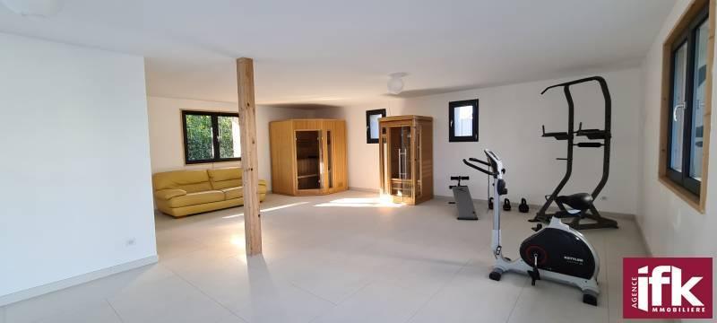 Propriété - 230 m² - 6 pièces