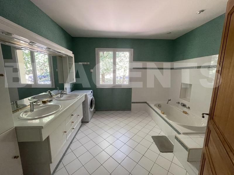 Propriété - 340 m² - 11 pièces