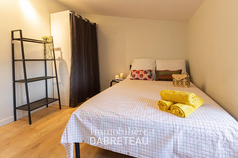 Chambre - 150 m² - 9 pièces