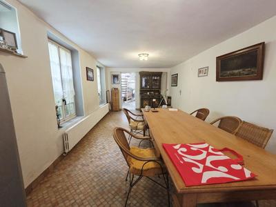 Maison - 247 m² - 7 pièces