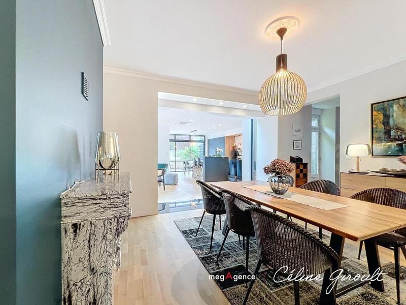 Maison - 250 m² - 10 pièces