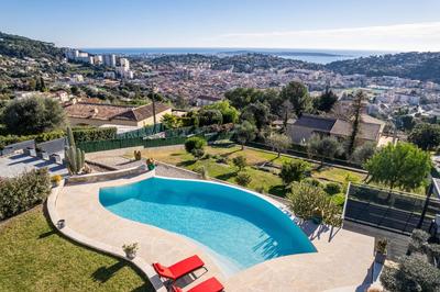 Maison - 260 m² - 6 pièces