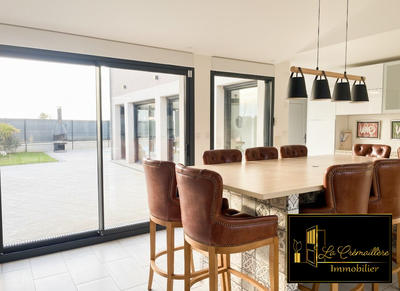 Maison - 270 m² - 9 pièces