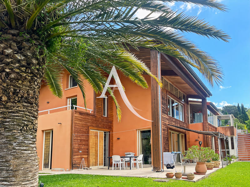 Maison - 260 m² - 6 pièces