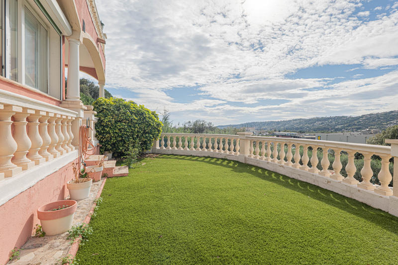 Maison - 205 m² - 9 pièces