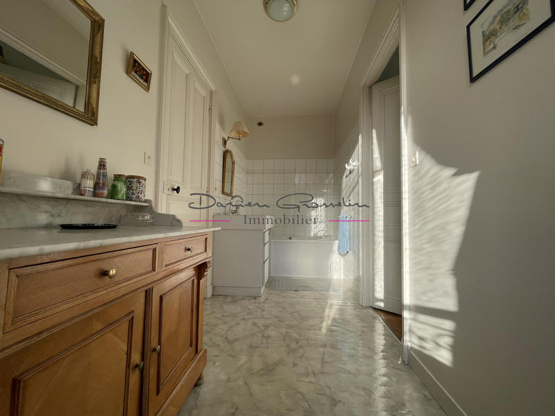 Propriété - 240 m² - 11 pièces