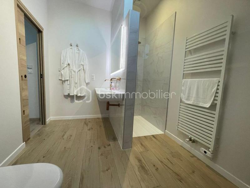 Demeure - 371 m² - 8 pièces