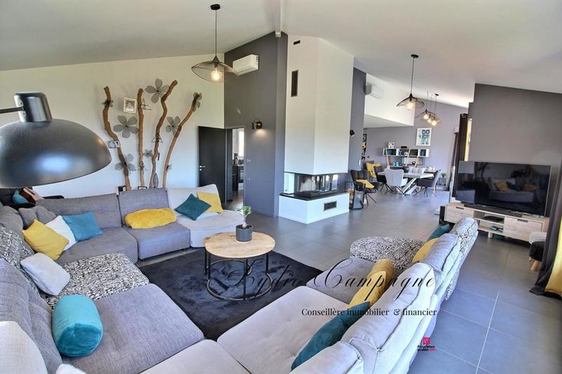 Demeure - 215 m² - 9 pièces