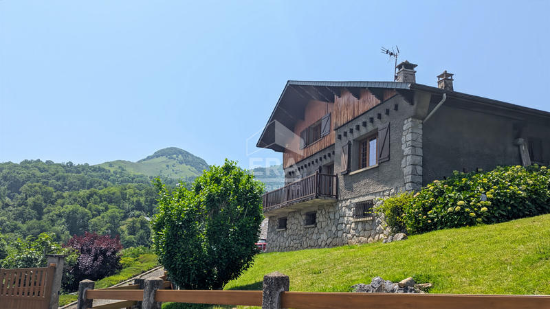 Maison - 225 m² - 9 pièces