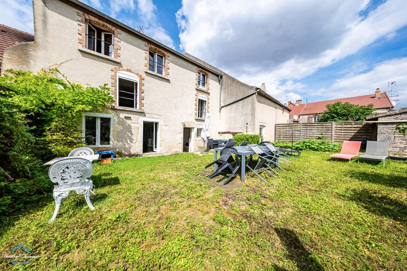 Maison - 233 m² - 8 pièces