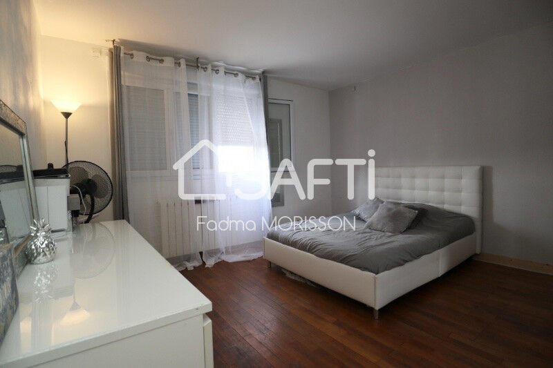 Maison - 230 m² - 8 pièces