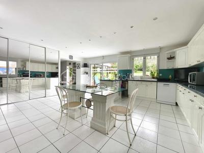 Maison - 213 m² - 8 pièces