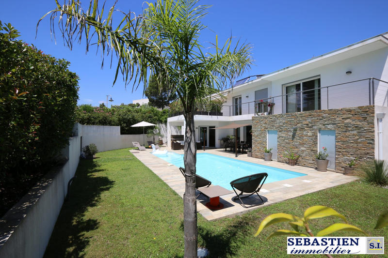 Maison contemporaine - 243 m² - 7 pièces