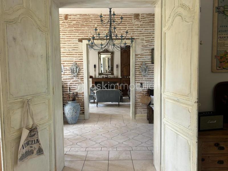 Propriété - 597 m² - 8 pièces