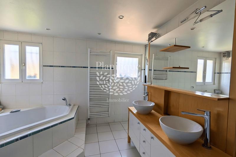 Maison - 240 m² - 5 pièces