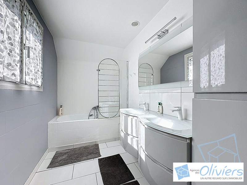 Maison traditionnelle - 200 m² - 8 pièces