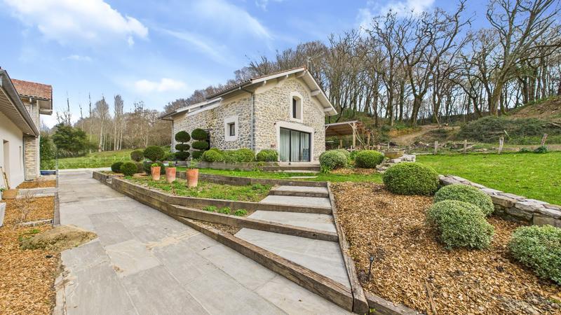 Maison - 350 m² - 9 pièces