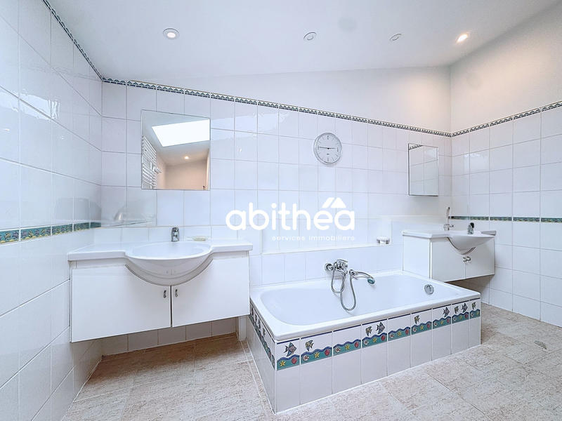 Maison - 368 m² - 9 pièces