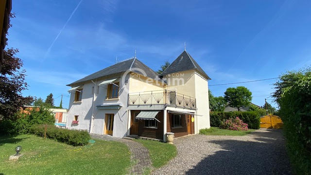 Maison - 230 m² - 8 pièces