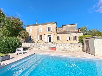 Maison - 220 m² - 8 pièces