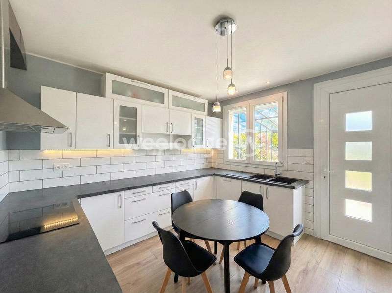 Maison - 180 m² - 9 pièces