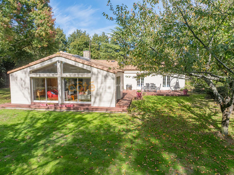 Maison - 225 m² - 8 pièces