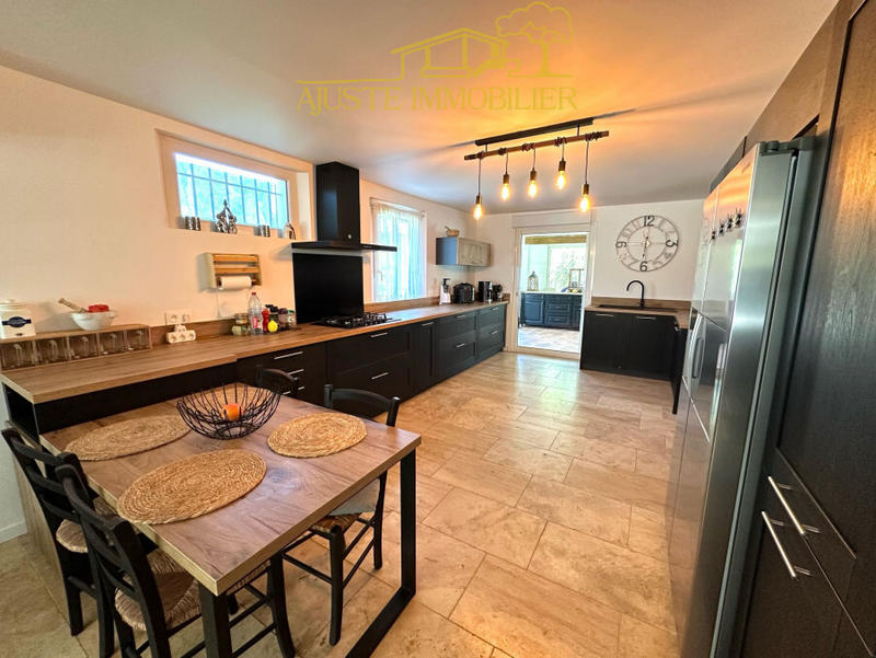 Maison - 210 m² - 7 pièces