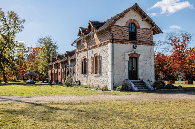 Propriété - 1 125 m² - 25 pièces