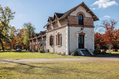 Propriété - 1 125 m² - 25 pièces