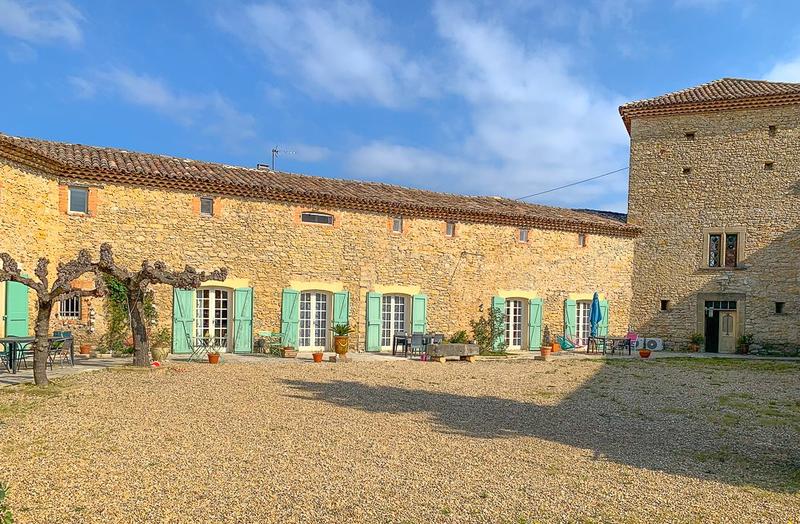 Mas - 896 m² - 25 pièces