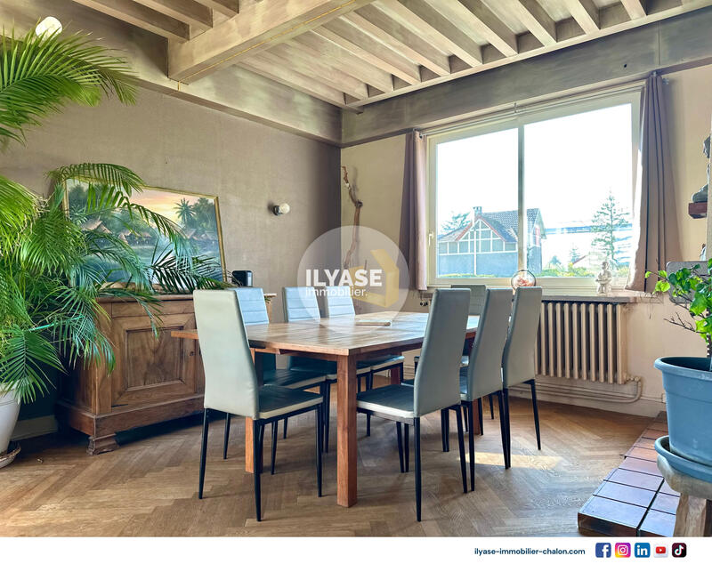 Maison - 212 m² - 7 pièces