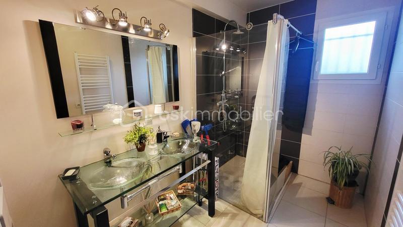 Maison traditionnelle - 220 m² - 9 pièces