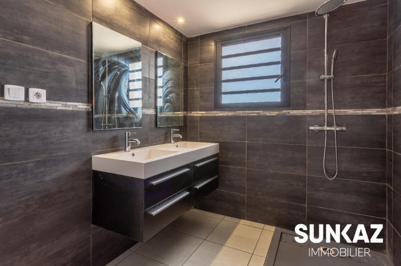 Maison - 93 m² - 5 pièces