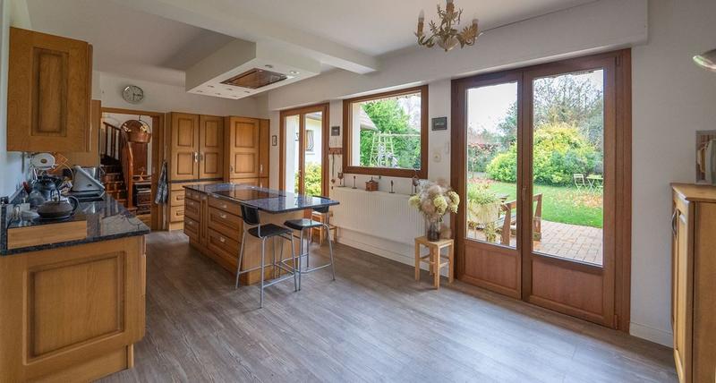 Maison - 243 m² - 9 pièces