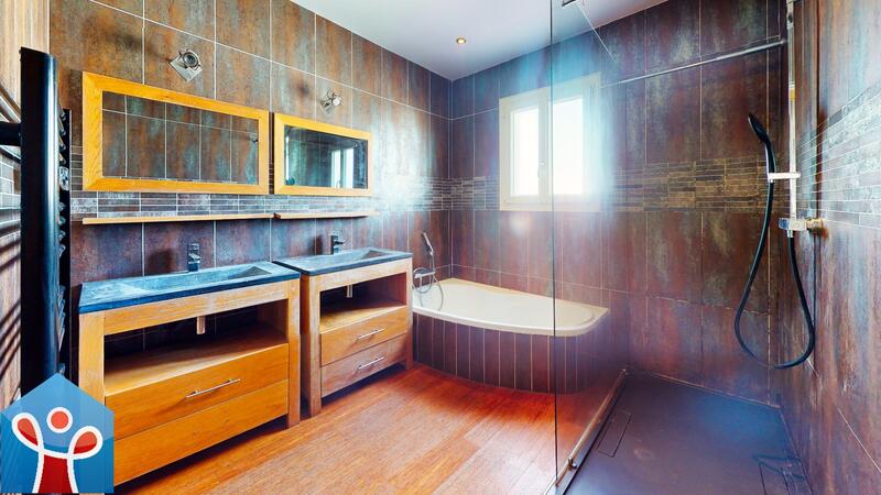 Maison - 229 m² - 7 pièces