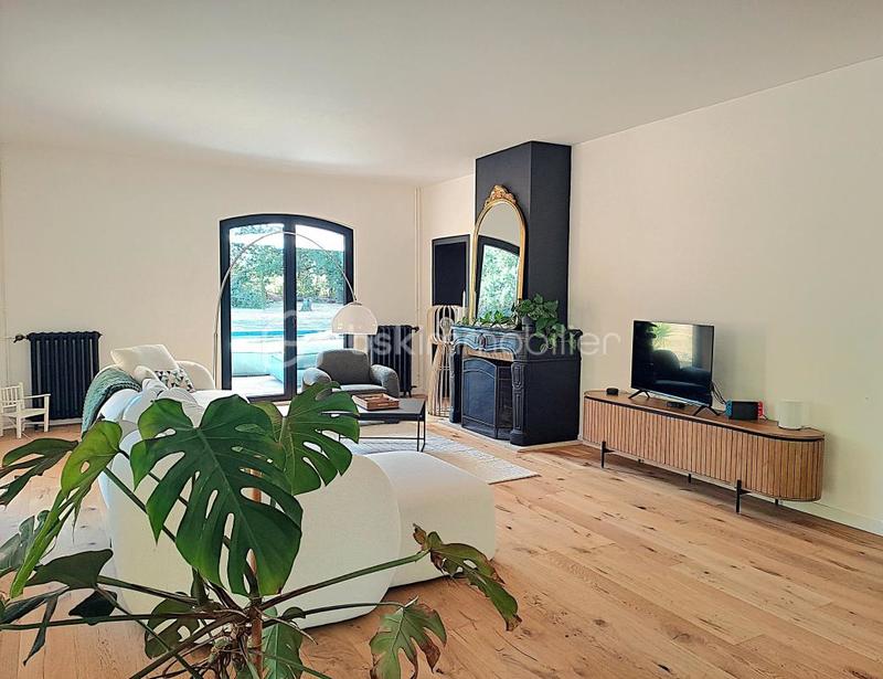 Propriété - 310 m² - 9 pièces