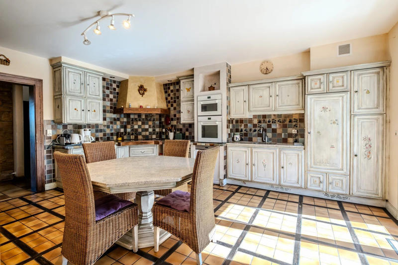 Maison - 300 m² - 8 pièces