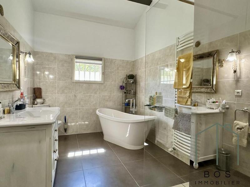 Villa - 296 m² - 6 pièces