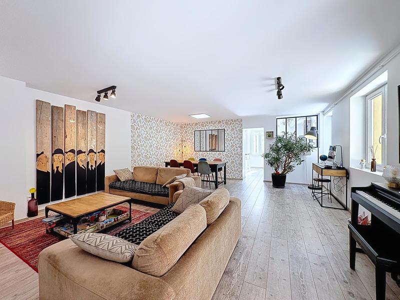 Maison - 250 m² - 7 pièces