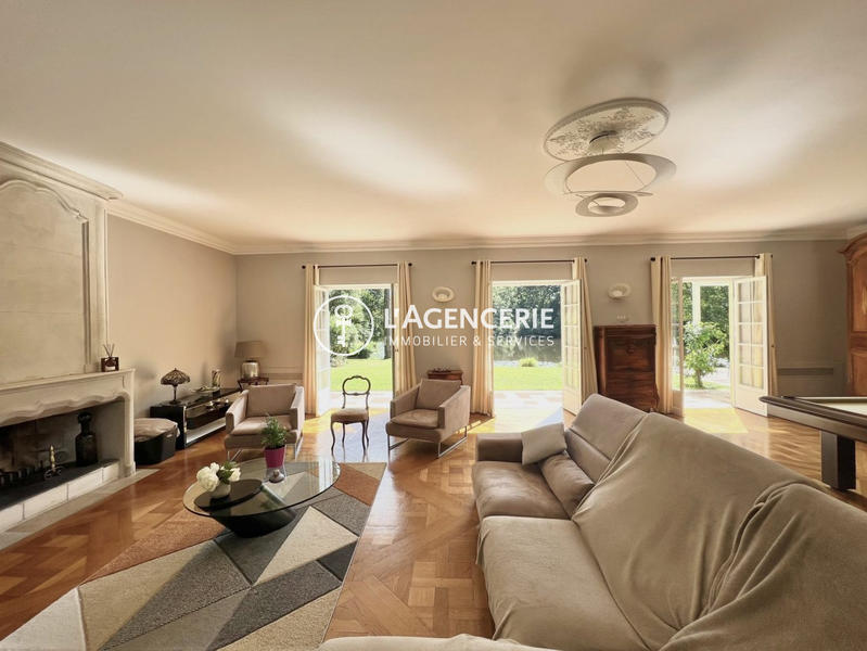 Maison - 411 m² - 10 pièces