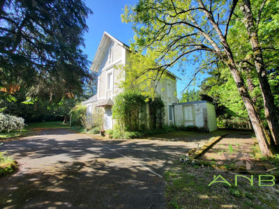 Maison - 240 m² - 9 pièces