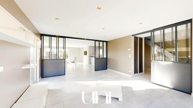 Maison - 235 m² - 8 pièces