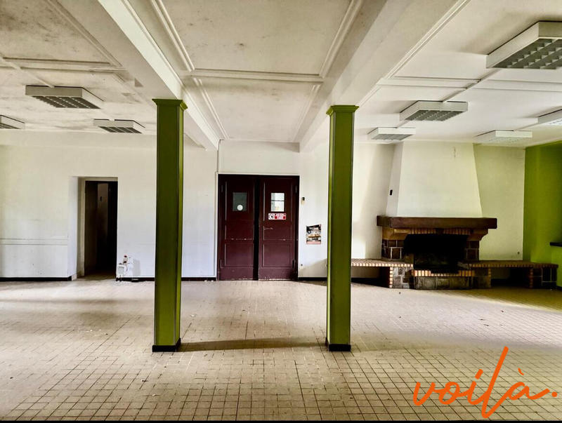 Maison - 1 983 m² - 40 pièces