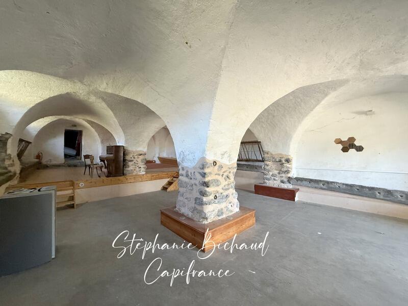 Propriété - 221 m² - 9 pièces